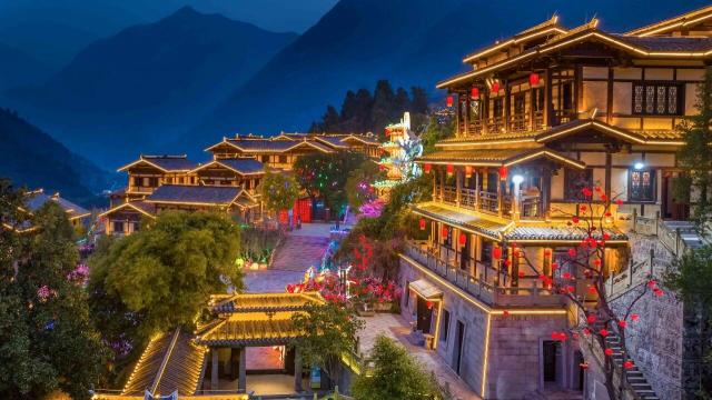 古今好戏趣满园 杂技火艺闹新年